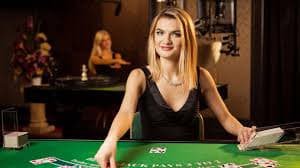 Tampilan baccarat live topbet dengan opsi taruhan dan papan peringkat